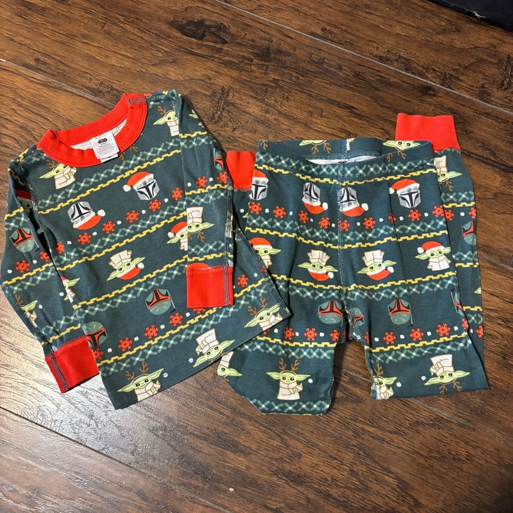Hanna Andersson Kids Pajamas - Green and Red Star Pattern